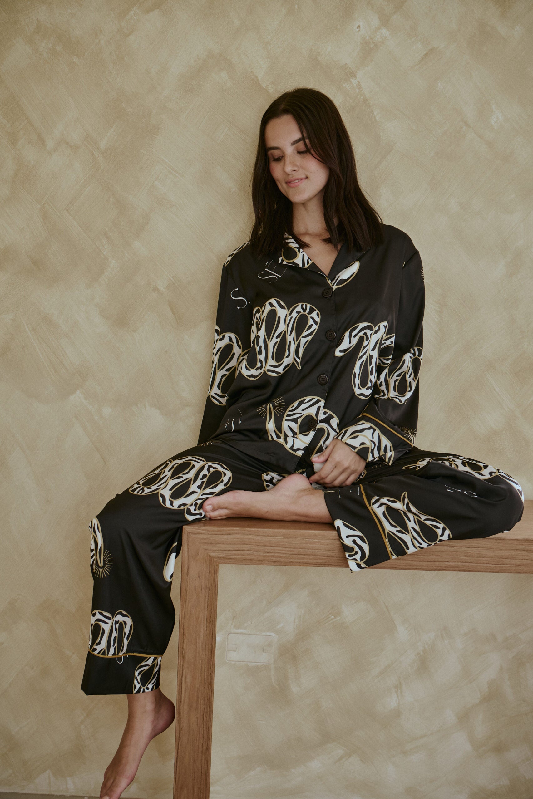 Silky Snake Black