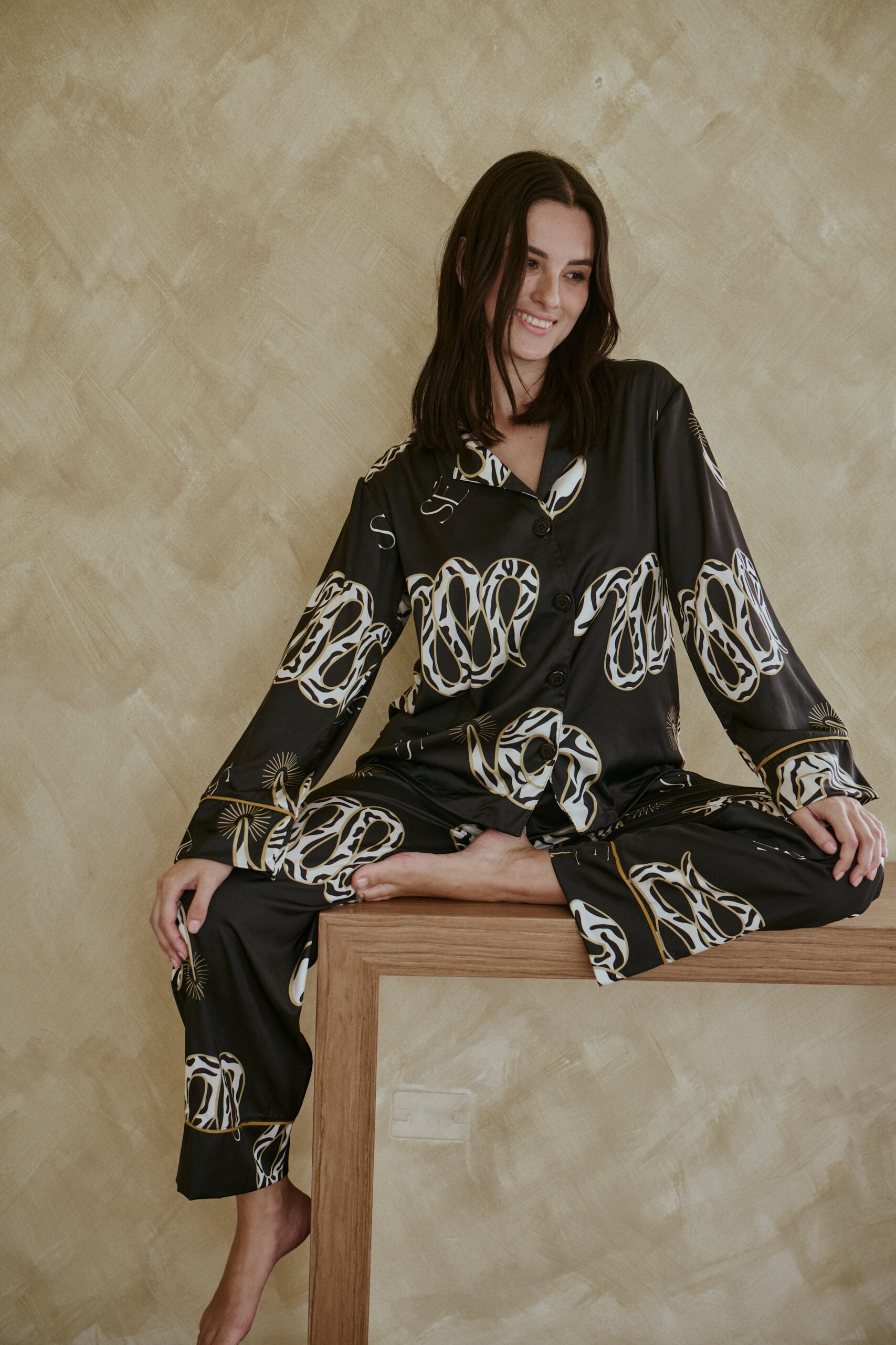 Silky Snake Black